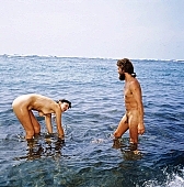 80, freik�rperkultur, Hawaii, nudist couple, nudist pair, Honokohau, Kona, fkk, nudism, naturism, naked, stripped, naturist couple, naturist, holidays, nudist, love, on holiday, recreation, relaxation, repose, rest, game, beach, coast, attitude, pose, posture, heat-wave, bay, gulf, summer, man, woman, bath, bathe, bathing, water, CD 0106