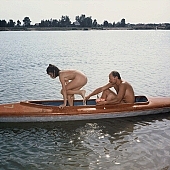 nudista, nudista, naturista csal�d, evez�s, ruh�tlan, meztelen, ruh�tlan, naturista strand, cs�nak, cs�nak�z�s, nudista n�, napf�ny, naturista, naturista l�ny, homokos tengerpart, csal�d, j�t�k, fel�d�l�s, v�z, vizben, fiatal, napoz�s, nevet�, naturista n�, homok, boldog, vid�m, nap, relax�l�s, term�szet, ny�r, �nnepek, eg�szs�g, barnul�s, term�szetk�zeli, strand, v�zpart, t�, t�part, naturista ter�let, Kryspinow, CD 0061