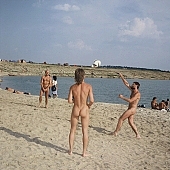 naturista, naturista, naturista lny, homokos tengerpart, naturista csald, fiatal naturista, rplabda, rplabda jtk, sport, strandrplabda, nudista, nudista n, szomjsg, napfny, feldls, fiatal, napozs, nevet, naturista n, homok, boldog, vidm, nap, relaxls, termszet, nyr, nnepek, egszsg, barnuls, termszetkzeli, strand, vzpart, t, tpart, naturista terlet, Kryspinow, CD 0062