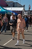 Folsom Street Fair, Folsom Street Fair, felvonul�s, b�r, szerep, pontok, n�z�k, b�szkes�g, ruh�tlan, meztelen, ruh�tlan, csoport, fel�kszerezett, l�tsz�m, piac, n�zel�d�, j�r�kel�, p�r, fesztiv�l, Szept. 30, vas�rnap, Szeptember, 30, 2007, San Francisco, utcai, emberek, ember, n�, sz�j, vide�, naps�t�s, bakancs, meztelen, vil�g, f�tis, b�lv�ny, felni, p�ros verseny, meleg, s�tor t�bor, CD 0050