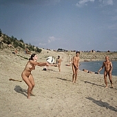 naturista csald, naturista csald, fiatal naturista, rplabda, rplabda jtk, sport, strandrplabda, nudista, nudista n, szomjsg, napfny, naturista, naturista lny, homokos tengerpart, feldls, fiatal, napozs, nevet, naturista n, homok, boldog, vidm, nap, relaxls, termszet, nyr, nnepek, egszsg, barnuls, termszetkzeli, strand, vzpart, t, tpart, naturista terlet, Kryspinow, 1989, CD 0062