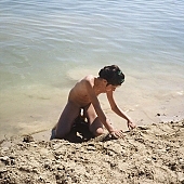 naturista, naturista, fiatal, homokv�r �p�t�s, fiatal naturista, homokos tengerpart, napf�ny, naturista n�, homok, nudista, nudista n�, naturista l�ny, nap, napoz�s, fel�d�l�s, relax�l�s, term�szet, ny�r, �nnepek, eg�szs�g, f�rd�z�s, barnul�s, boldog, vid�m, nevet�, sz�rakoz�s, ismerked�s, term�szetk�zeli, strand, v�zpart, t�, t�part, naturista ter�let, j�t�k, Kryspinow, 1989, CD 0059