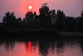 lake, lake side, night, sunset, light, shadow, reflection, water, red, dusk, gloaming, nature, waves, billows, trees, bushes, sun, sun-disk, 2007, CD 0051, Kiss L�szl�, L�szl� Kiss