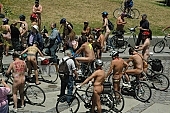 biciklitra, biciklitra, naturista, naturista csoport, tiltakoz szveg, meztelen rendezvny, naturizmus, utcai felvonuls, krnyezetszennyezs, tiltakoz, meztelen frfi, biciklis felvonuls, naturista tntet, nudista frfiak, ember, n, nudizmus, krnyezetvdelem, nudista, tr, tntets, tiltakozs, felirat, nudista csoport, testfests, csoport, reklm, meggyzds, WNBR, USA, krnyezetvdk, San Francisco, utca, utcn, San Francisco utcin, nk, tiltakozk, World Naked Bike Ride, gylekezs, test, meztelen, meztelen, ruhtlan, t, figyelemfelkelts, bicikli, biciklizs, felvonuls, harc a fggsg ellen, California, 2007, CD 0078