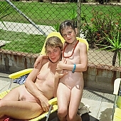 naked, stripped, young naturists, nudism, naturist family, to sun oneself, to sun, to sunbathe, deckchair, yellow, naturism, naturist, nudist, in a state of nature, in the buff, in the nude, unclad, beach, naturist beach, nudist beach, woman, man, young nudist, Samagatuma, Laua, Hawaii, CD 0093