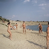 rplabda, rplabda, rplabda jtk, sport, naturista csald, fiatal naturista, strandrplabda, nudista, nudista n, szomjsg, napfny, naturista, naturista lny, homokos tengerpart, feldls, fiatal, napozs, nevet, naturista n, homok, boldog, vidm, nap, relaxls, termszet, nyr, nnepek, egszsg, barnuls, termszetkzeli, strand, vzpart, t, tpart, naturista terlet, Kryspinow, 1989, CD 0062