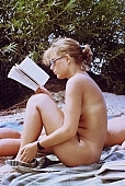 naturista, nudista, naturista n�, naturista f�rfi, nudista n�, nudista f�rfi, naturista l�ny, l�nyok, naturista csal�d, naturista t�rsas�g, bar�t, bar�tok, bar�tn�, meghitt, meztelen, meztelens�g, strandol�s, takar�, sz�rakoz�s, nap, napf�ny, napoz�s, pihen�s, kikapcsol�d�s, besz�lget�s, olvas, felolvas�s, mes�l�s, k�nyv, �js�g, term�szet, �d�l�s, nyaral�s, ny�r, szabads�g, h�s�g, eg�szs�g, barnul�s, term�szetk�zeli, strand, v�zpart, t�, t�part, naturista ter�let, Lengyelorsz�g, Miedzeszyn, 1989, CD 0036, Kiss L�szl�, L�szl� Kiss