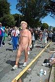 naturist participiant, confluence, naturist group, naturist programme, women, gents, men, naked, stripped, programme, ING Bay to breakers, 2007, San Francisco, every year, above age limit, naturists, body painting, running, special feeling, Gviulan, nude runner, hello, backpack, knapsack, rucksack, nude man, unswagged pair, strange pair, pair, muscular, handsome man, sunglasses, little black dress, CD 0072