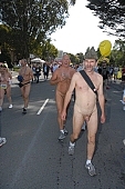 naturist participiant, nudist group, covenant, have legs, group, ING Bay to breakers, San Francisco, naturists, naturist group, naturist programme, nudist runner, women, gents, men, naked, stripped, programme, every year, above age limit, body painting, running, walking, special feeling, Heilberg, nude runner, chirpy, nude people, CD 0071