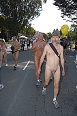 naturist participiant, nudist group, covenant, have legs, group, ING Bay to breakers, San Francisco, naturists, naturist group, naturist programme, nudist runner, women, gents, men, naked, stripped, programme, every year, above age limit, body painting, running, walking, special feeling, Heilberg, nude runner, chirpy, nude people, CD 0071