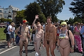 ING Bay to breakers, San Francisco, naturist participiant, naturist group, naturist programme, women, gents, men, naked, stripped, programme, every year, above age limit, naturists, body painting, running, walking, special feeling, Heilberg, nude runner, chirpy, backpack, knapsack, rucksack, nude man, strange pair, pair, muscular, handsome man, CD 0071