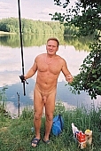 nudista f�rfi, nudista f�rfi, hal�sz, horg�szbot, hal, ors�, damil, k�k �g, felh�, foly�, INF, foly�part, meztelens�g, test, orosz naturista f�rfi, nudizmus, naturista, ember, meztelen, meztelen, ruh�tlan, meztelen f�rfi, nap, naps�t�s, naturizmus, orosz, orosz naturista, nudista, v�zpart, term�szet, k�lt�ri, fel�d�l�s, relax�l�s, sz�rakoz�s, f�, f�ben, Moszkva, Oroszorsz�g, CD 0097