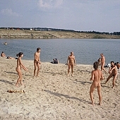 labdajtk, labdajtk, jtk, naturista csald, fiatal naturista, rplabda, rplabda jtk, sport, strandrplabda, nudista, nudista n, szomjsg, napfny, naturista, naturista lny, homokos tengerpart, feldls, fiatal, napozs, nevet, naturista n, homok, boldog, vidm, nap, relaxls, termszet, nyr, nnepek, egszsg, barnuls, termszetkzeli, strand, vzpart, t, tpart, naturista terlet, Kryspinow, CD 0062