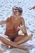 naturista, nudista, naturista n�, naturista f�rfi, nudista n�, nudista f�rfi, naturista l�ny, l�nyok, naturista csal�d, naturista t�rsas�g, bar�t, bar�tok, bar�tn�, �sszebar�tkoz�s, �r�m, nevet�s, vid�ms�g, meghitt, meztelen, meztelens�g, strandol�s, nap, napf�ny, napoz�s, pihen�s, kikapcsol�d�s, besz�lget�s, term�szet, �d�l�s, ny�r, szabads�g, h�s�g, eg�szs�g, barnul�s, term�szetk�zeli, strand, v�zpart, t�, t�part, naturista ter�let, Lengyelorsz�g, Miedzeszyn, 1989, CD 0036, Kiss L�szl�, L�szl� Kiss