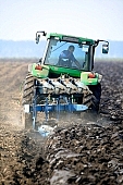 tractor, combine harvester, soil, ground, arable, clod, earth, field, ploughland, tillage, plow, harvest, harvester, nuggets, agriculture, agricultural land, grower, producer, plough, tire, tyre, peasant, cultivation, green, rounded, tractor tire, tractor tyre, standing, Kiss L�szl�, L�szl� Kiss