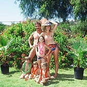 naked, stripped, young naturists, nudism, to sun oneself, to sun, to sunbathe, naturism, naturist, to get taken, taking photographs, family, naturist family, game, nudist, in a state of nature, in the buff, in the nude, chirpy, sunlight, summer, unclad, beach, naturist beach, nudist beach, grass, woman, man, young nudist, with four children, big family, Samagatuma, Laua, Hawaii, CD 0093