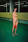 meztelen l�ny, meztelen l�ny, naturista, fiatal naturista, nudista, naturizmus, nudizmus, meztelen, meztelen, ruh�tlan, INF, test, ember, n�, torna, sport, k�pz�s, csapat, fel�d�l�s, relax�l�s, sz�rakoz�s, bord�sfal, �t�, naturista l�ny, pingpong, asztalitenisz, ELTE, Budapest, CD 0065