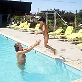 naked, stripped, young naturists, nudism, to sun oneself, to sun, to sunbathe, deckchair, naturism, naturist, family, naturist family, game, pool, vat, nudist, in a state of nature, in the buff, in the nude, chirpy, sunlight, summer, unclad, tobe under water, clarity, purity, beach, naturist beach, nudist beach, woman, young nudist, water, child pool, bogie, life belt, life saver, bathe, bathing, Samagatuma, Laua, Hawaii, CD 0093