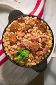 bean, haricot beans, baby bean, navy bean, meat, spicy, smoked, food, one-course meal, popular, folk, pot, gulash bean, baked bean, bay leaf, pepper, paprika, salt, spice, sausage, dripping, gravy, vegetable, onion, garlic, clove of garlic, bacon, delicious, home-made, domesticated, CD 0021, Kiss L�szl�, L�szl� Kiss