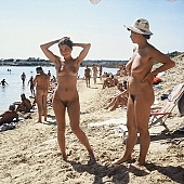 naturista csald, naturista csald, fiatal naturista, nudista n, szomjsg, napfny, naturista, naturista lny, homokos tengerpart, feldls, fiatal, napozs, nevet, naturista n, homok, nudista, boldog, vidm, nap, relaxls, termszet, nyr, nnepek, egszsg, barnuls, termszetkzeli, strand, vzpart, t, tpart, naturista terlet, Kryspinow, 1989, CD 0062