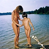 13, 1991, Csehszlov�kia, szabad testkult�ra,  Hradek, nad, Pardubice, naturista, csal�d, l�ny, anya, nudista, ruh�tlan, v�zparton, j�t�k, j�kedv, szeretet, ny�r, naps�t�s, Viking Photo, CD 0058