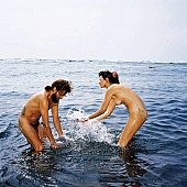 29, 29, Hawai, nudista h�zasp�r, meztelen, meztelen, ruh�tlan, naturista p�r, naturista, �nnepek, nudista, Honokohau, Kona, fkk, szerelem, nyaral�s, fel�d�l�s, relax�l�s, j�t�k, strand, part, nudizmus, naturizmus, p�zol, k�nikula, s�t�lnak, �tl�tsz�, ember, n�, f�rd�, f�rd�z�s, v�z, 1990, CD 0106