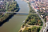 Szeged, Bertalan, port, dock, inner port, water house, floating house, ship, river navigatio, boat, water, water club, grounds, parkland, floodplain, flood-basin, air photograph, air photo, town, city, upwards, of birds eye view, road, roads, ways, building estate, housing estate, , Felsovaros, Tisza, river, riverside, crossroad, Felso Tisza bank, house, houses, panel concrete house, tree, trees, green belt, forest, square, playground, mansions, multy-storey house, apartment house, block of flats, bridge, new bridge, free beach, 2007, CD 0042, Kiss Lszl, Lszl Kiss