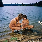 16, 1991, szabad testkult�ra, Csehszlov�kia, Hradek, nad, Pardubice, naturista, csal�d, l�ny, anya, nudista, ruh�tlan, v�zparton, j�t�k, j�kedv, szeretet, ny�r, naps�t�s, Viking Photo, CD 0058