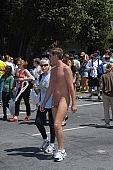 ING Bay to breakers, naturist group, naturist programme, women, gents, men, naked, stripped, programme, every year, above age limit, naturists, body painting, San Francisco, naturist participiant, confluence, running, walking, special feeling, Heilberg, nude runner, chirpy, backpack, knapsack, rucksack, nude man, strange pair, pair, muscular, handsome man, CD 0071