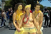 San Francisco, ING Bay to breakers, naturista r�sztvev�k, naturista csoport, naturista rendezv�ny, n�k, f�rfiak, meztelen, s�rga fest�s, rendezv�ny, �venk�nt, minden koroszt�ly sz�m�ra, naturist�k, testfest�s, fut�s, k�l�nleges �rz�s, Gviulan, ruh�tlan fut�, j�kedv, t�ntet�leg, CD 0072