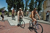 naturista f�rfiak, naturista f�rfiak, utcai t�ntet�s, USA, naturista biciklis felvonul�s, nudista f�rfi, meztelen rendezv�ny, nudizmus, meztelen f�rfiak, naturista biciklista, exhibicionizmus, naturista biciklis csoport, naturizmus, naturista t�ntet�, csoport, term�szetbar�t, meztelen t�ntet�, utcai, ember, meztelen biciklist�k, naturista, t�ntet�s, szabad test kult�ra, biciklis felvonul�s, nudista, biciklis t�ntet�, z�ldek, tiltakoz�s, v�rosban, figyelemfelkelt�s, fkk, k�rnyezetszennyez�s, utcai felvonul�s, kisv�ros, nudista csoport, Belv�rosi, forgalom, k�rnyezetv�d�k, aut�k, bar�ti csoport, bar�t, aut�, meztelen f�rfi, amerika, amerikai t�ntet�s, felvonul�s, nudista tiltakoz�, nudista f�rfiak, meztelens�g, tiltakoz�, meztelen n�, jelk�p, felirat, n�, tiltakoz� sz�veg, k�rnyezetv�delem, utc�k, rekl�m, meggy�z�d�s, WNBR, San Francisco, utca, utc�n, World Naked Bike Ride, gy�lekez�s, test, meztelen, meztelen, ruh�tlan, �t, biciklit�ra, bicikli, bicikliz�s, San Francisco utc�in, n�k, tiltakoz�k, harc a f�gg�s�g ellen, California, 2007, CD 0076
