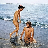 30, 30, Hawai, nudista h�zasp�r, meztelen, meztelen, ruh�tlan, naturista p�r, naturista, �nnepek, nudista, Honokohau, Kona, fkk, szerelem, nyaral�s, fel�d�l�s, relax�l�s, j�t�k, strand, part, nudizmus, naturizmus, p�zol, k�nikula, s�t�lnak, �tl�tsz�, ember, n�, f�rd�, f�rd�z�s, v�z, 1990, CD 0106