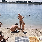 naturista, naturista, csal�d, homokv�r �p�t�s, naturista n�, naturista csal�d, homok, naturista t�rsas�g, nudista t�rsas�g, nudista, naturista f�rfi, nudista n�, nudista f�rfi, naturista l�ny, naturista p�r, nap, napf�ny, napoz�s, fel�d�l�s, relax�l�s, term�szet, ny�r, �nnepek, eg�szs�g, s�ta, f�rd�z�s, barnul�s, boldog, vid�m, nevet�, sz�rakoz�s, ismerked�s, ismer�s, term�szetk�zeli, strand, v�zpart, t�, t�part, naturista ter�let, j�t�k, Kryspinow, 1989, CD 0059