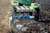 tractor, combine harvester, arable, clod, earth, field, ploughland, tillage, plow, harvest, harvester, soil, ground, nuggets, agriculture, agricultural land, grower, producer, plough, tire, tyre, peasant, cultivation, close-up, Kiss L�szl�, L�szl� Kiss