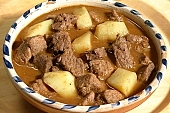 potato, meat, gulash, beefgulash, gulash soup, food, one-course meal, spice, aromatic, grocer, paprika, onion, pepper, glazed pottery, lunch, dinner, boiled, boiled food, hugarian gulash, plate, CD 0021, Kiss L�szl�, L�szl� Kiss