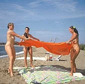 Kuna, Kona sun Klub, Kona sun Club, posture, site-up, foot, exercise, stretching, leg stretching, entertainment, body, family naturism, USA, Bacia, T.h., Rosanne, Honokohau, nudist, naturist, nudism, naturism, naturist girl, nudist girl, naturist girls, nudist girls, young girls, dame, lady, ladies, girl, girls, girlfriend, adult, young, unclad, stripped, naked, sea, billows, deep, sunbathing, coast, beach, sand, sands, bush, summer, sun, sunshine, brownness, recreation, relaxation, repose, rest, on holiday, peace, affection, liking, love, water, wet, wave, waves, blue, nature, in the nature, sunlight, sky, blue sky, cloud, cloudy, wind, gymnastics, to take exercise, to do gymnastics, to exercise, motion, gymnastic exercise, happy, happiness, game, to laugh, laughing, laugh, sporting, swim, bathing, smile, chirpy, delight, zest for life, refection, disengagement, distraction, resource, 2007, CD 0039, beach blanket