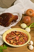 onion, canned food, ham, leg of pork, meat, pork, vegetable, hand of pork, smoked hand of pork, one-course meal, gulash, bacon, bowl, plate, home-made, domesticated, paprika, boiled, braised, stew, lunch, dinner, mushroom, CD 0021, Kiss L�szl�, L�szl� Kiss