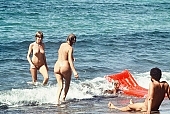 Honokohau, sand, regeneration, naked, unclothed, smile, family, relaxation, siesta, short nap, in the nature, recreation, refection, mattress, young naturist, joung nudists, nature, naturist family, air, sea, billows, deep, game, reformation, reform, rejuvenation, parent, fkk, mother, wind, joung fkk, hair, man, Hawaii, repose, rest, beauty, bloom, reviving, tonic, on holiday, summer, co-operation, collaboration, naturism, naturist, naturist lady, nudist, nudist lady, naturist woman, naturist girl, girl, nudist girl, woman, unclad, stripped, peace, affection, liking, love, adult, blue, red, beach, laughing, laugh, together, delight, zest for life, warm, 1986, CD 0035