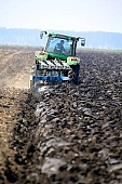 tractor, combine harvester, arable, clod, earth, field, ploughland, tillage, plow, harvest, harvester, soil, ground, nuggets, agriculture, agricultural land, grower, producer, plough, tire, tyre, peasant, cultivation, green, rounded, tractor tire, tractor tyre, Kiss L�szl�, L�szl� Kiss