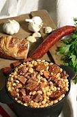 bean, haricot beans, baby bean, navy bean, meat, spicy, smoked, food, one-course meal, popular, folk, pot, gulash bean, baked bean, bay leaf, pepper, paprika, salt, spice, sausage, dripping, gravy, vegetable, onion, garlic, clove of garlic, bacon, delicious, home-made, domesticated, CD 0021, Kiss L�szl�, L�szl� Kiss