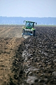 tractor, combine harvester, arable, clod, earth, field, ploughland, tillage, plow, harvest, harvester, soil, ground, nuggets, agriculture, agricultural land, grower, producer, plough, tire, tyre, peasant, cultivation, green, rounded, tractor tire, tractor tyre, standing, Kiss L�szl�, L�szl� Kiss