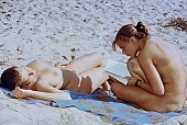 naturista, nudista, naturista n�, naturista f�rfi, nudista n�, nudista f�rfi, naturista l�ny, l�nyok, naturista csal�d, naturista t�rsas�g, bar�t, bar�tok, bar�tn�, meghitt, meztelen, meztelens�g, strandol�s, nap, napf�ny, napoz�s, pihen�s, kikapcsol�d�s, besz�lget�s, felolvas�s, mes�l�s, term�szet, �d�l�s, nyaral�s, ny�r, szabads�g, h�s�g, eg�szs�g, barnul�s, term�szetk�zeli, strand, v�zpart, t�, t�part, naturista ter�let, Lengyelorsz�g, Miedzeszyn, 1989, CD 0036, Kiss L�szl�, L�szl� Kiss