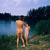 21, 1991, Csehszlov�kia, szabad testkult�ra, Hradek, nad, Pardubice, naturista, csal�d, l�ny, anya, nudista, ruh�tlan, v�zparton, j�t�k, j�kedv, szeretet, ny�r, naps�t�s, Viking Photo, CD 0058
