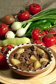 potato, meat, gulash, beefgulash, gulash soup, hugarian gulash, popular, folk, spice, aromatic, grocer, pepper, boiled, boiled food, food, one-course meal, tomato, onion, paprika, redpepper, green pepper, dripping, gravy, CD 0021, Kiss L�szl�, L�szl� Kiss
