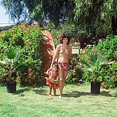 naked, stripped, young naturists, nudism, to sun oneself, to sun, to sunbathe, naturism, naturist, to get taken, taking photographs, family, naturist family, game, nudist, in a state of nature, in the buff, in the nude, chirpy, sunlight, summer, unclad, beach, naturist beach, nudist beach, grass, mother, woman, man, young nudist, Samagatuma, Laua, Hawaii, CD 0093