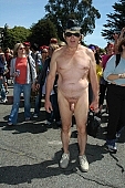 running, naturist participiant, confluence, naturist group, naturist programme, women, gents, men, naked, stripped, chirpy, programme, San Francisco, ING Bay to breakers, every year, above age limit, naturists, special feeling, Gviulan, nude runner, hello, unswagged pair, man, CD 0072