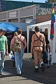 Folsom Street Fair, Folsom Street Fair, felvonul�s, b�r, szerep, pontok, n�z�k, b�szkes�g, ruh�tlan, meztelen, ruh�tlan, csoport, fel�kszerezett, l�tsz�m, piac, n�zel�d�, j�r�kel�, p�r, fesztiv�l, Szept. 30, vas�rnap, Szeptember, 30, 2007, San Francisco, utcai, emberek, ember, n�, sz�j, vide�, naps�t�s, bakancs, meztelen, vil�g, f�tis, b�lv�ny, felni, p�ros verseny, meleg, s�tor t�bor, CD 0050