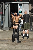 Folsom Street Fair, Folsom Street Fair, felvonul�s, b�r, szerep, pontok, n�z�k, b�szkes�g, ruh�tlan, meztelen, ruh�tlan, csoport, fel�kszerezett, l�tsz�m, piac, n�zel�d�, j�r�kel�, p�r, fesztiv�l, Szept. 30, vas�rnap, Szeptember, 30, 2007, San Francisco, utcai, emberek, ember, n�, sz�j, vide�, naps�t�s, bakancs, meztelen, vil�g, f�tis, b�lv�ny, felni, p�ros verseny, meleg, s�tor t�bor, CD 0050