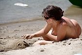 nudizmus, sz�rakoz�s, napf�ny, forr�s�g, alkot�s, homok szobor, hal, ny�r, fot�, szabads�g, INF, naturista, ruh�tlan, meztelen test, Tisza foly�, meleg, h�lgy, mosoly, Mindszent, nyaral�s, v�zpart, homok szobor�szat, naturista egyes�let, Magyarorsz�g, tiszta v�z, Tisza, boldogs�g, naturizmus, foly�part, napoz�s, sz�p, csinos, szeretet, �l, homokv�r, nudista, meztelen, meztelens�g, Fkk, FKK, NFN, �ny�s, naturista strand, f�rfi, n�, kir�ndul�s, foly�, v�z, homok, homokos part, f�rd�s, �sz�s, kikapcsol�d�s, j�t�k, homokv�r �p�t�s, program, 2007, CD 0048, Kiss L�szl�, L�szl� Kiss