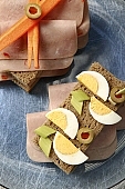 composition, food, delicious, healthy, vegetable, ham, leg of pork, calorie  poor, protein, red, reflection, cold collation, cold meat, cold buffet, breakfast, meal, lunch, snack, dinner, vitamins, victuals, comestible, edibles, smoked, smoke-dried, vegetarian, close-up, standing, bread, brown bread, orange, egg, cheese, alga, algae, olive, cube, steak, cut, leek, broccoli, brocoli, chives, basil, leaf, paprika, red capsicum, red pepper, bowl, glass bowl, plan, quadratic, CD 0013, Kiss L�szl�, L�szl� Kiss